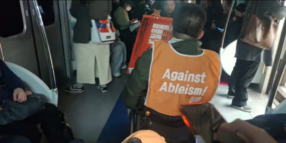 활동가들이 모두 탑승하자 서울교통공사가 열차 내 불을 소등하고 서울역까지만 운행한다며 활동가들에게 하차를 요구하고 있다. 사진 제공 전국장애인차별철폐연대