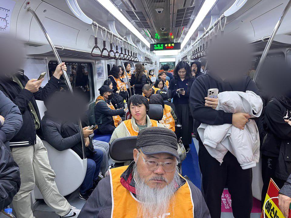 전국장애인차별철폐연대 활동가들이 지하철에 탑승했다. 사진 전국장애인차별철폐연대