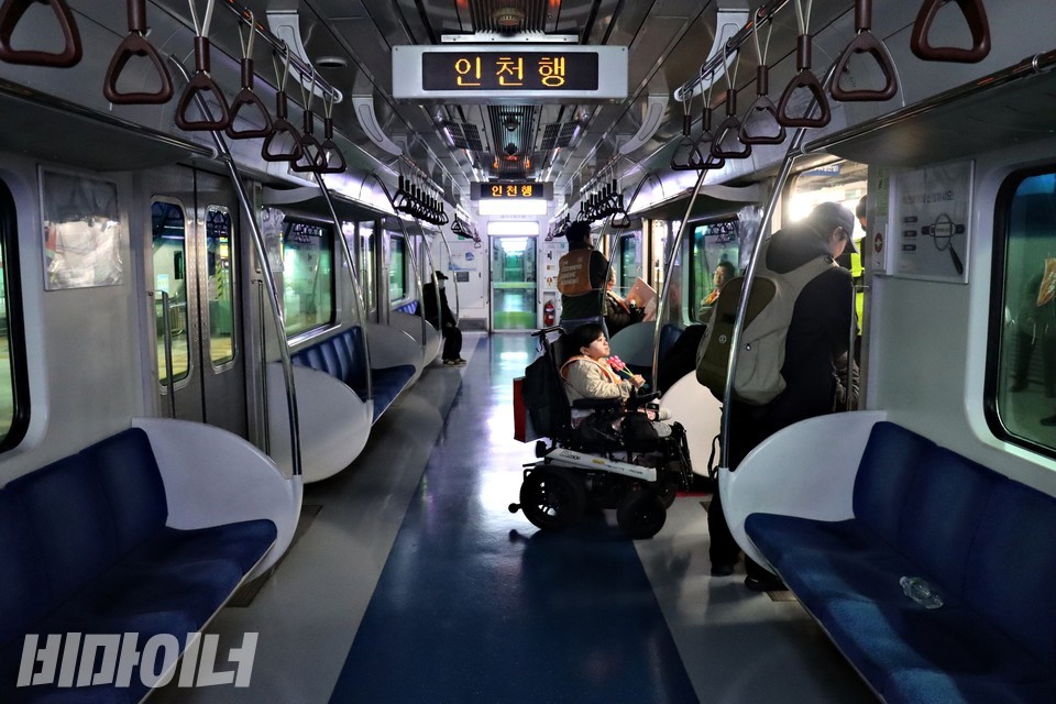 영등포역에서 하차하는 사람들. 사진 하민지