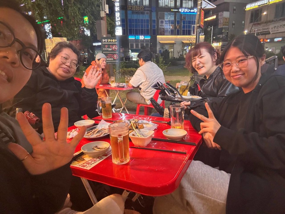 야외 테이블에서 운동 후 맥주 한 잔. 왼쪽부터 영희, 형숙, 상희. 사진 탁영희