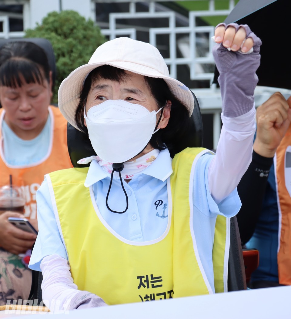 지난해 8월 21일, 국가 손배소 청구 기자회견에서 구호를 외치고 있는 최윤정 씨. 사진 하민지
