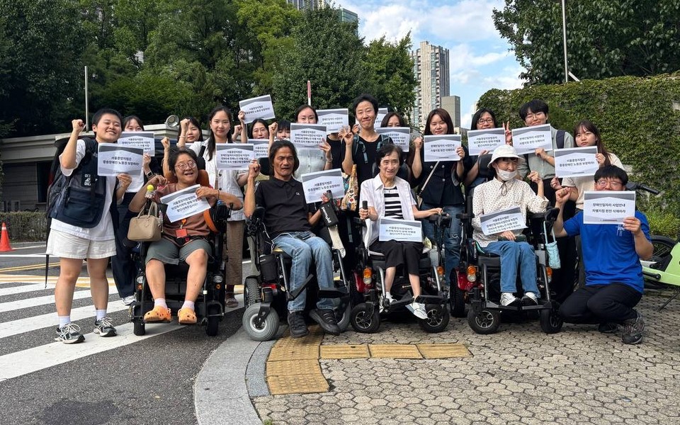지난 9월 5일, 마지막 변론기일에 모인 사람들. 제일 앞줄, 하얀 모자를 쓴 사람이 최윤정 씨. 사진 전국장애인노인연대