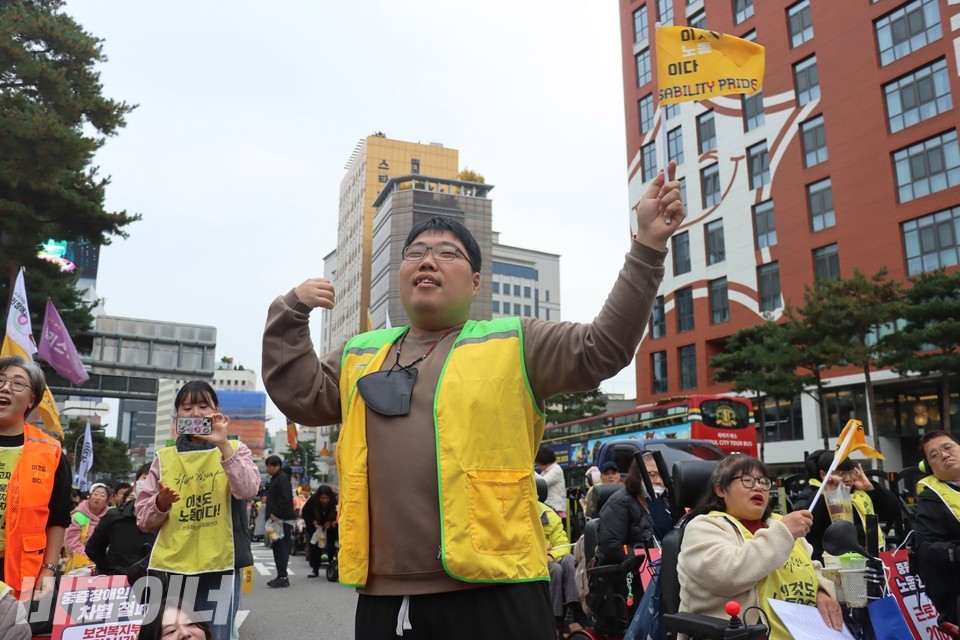 집회 참가자가 춤을 추고 있다. 사진 하민지