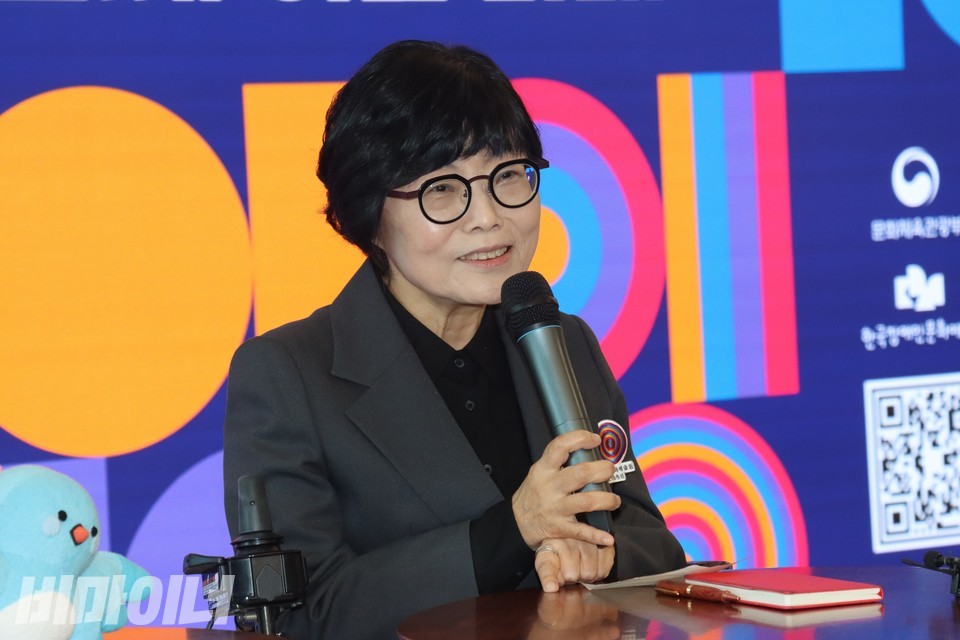 언론간담회에서 발언 중인 방귀희 장문원 이사장. 사진 하민지