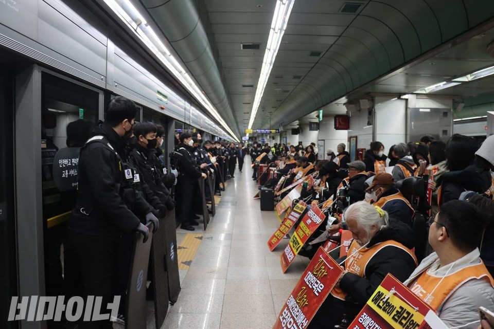 오전 8시, 5호선 광화문역에 전장연 회원 100여명이 지하철 시위를 위해 모여있다. 사진 이재민
