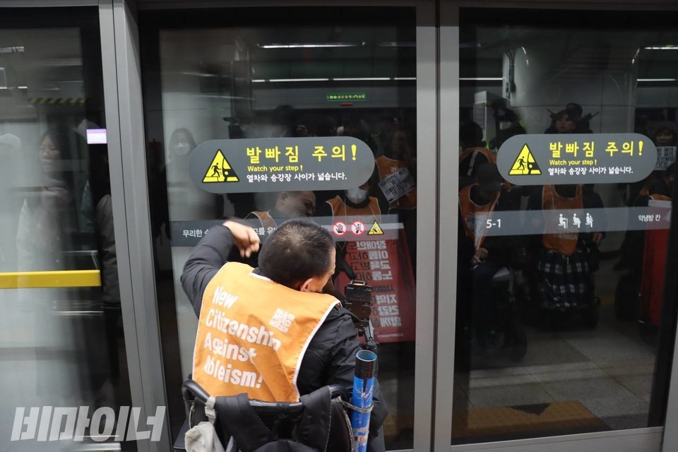 신경수 인천장애인차별철폐연대 활동가가 무정차하는 지하철을 바라보고 있다. 사진 이재민