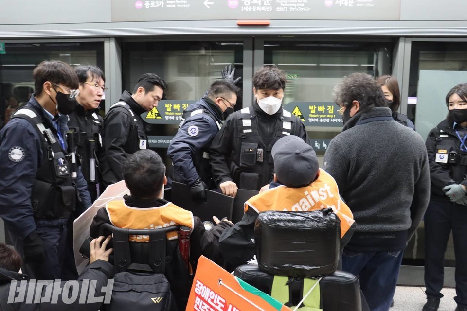 서울교통공사 보안관들에게 지하철 탑승이 가로막힌 장애인 활동가들. 사진 이재민