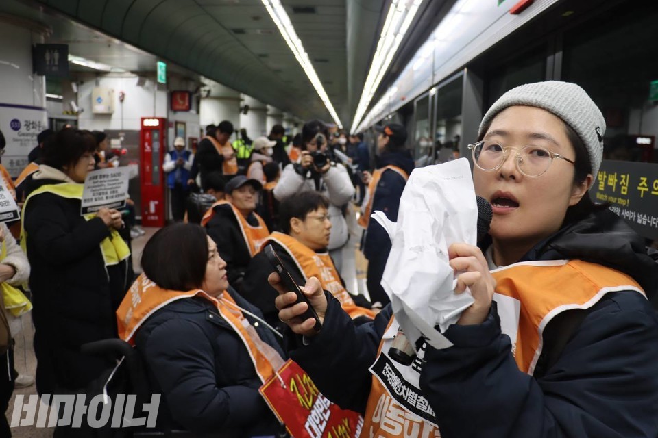 신지현 전국장애인차별철폐연대 활동가가 시위 참가자들과 함께 시민 호소문을 외치고 있다. 사진 이재민