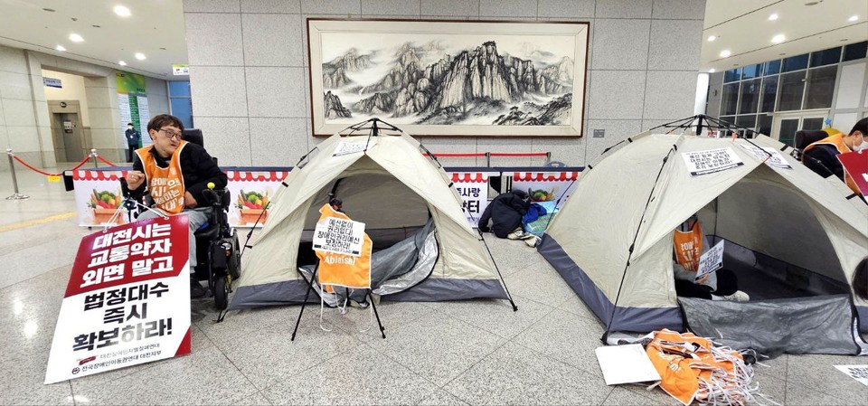 대전장차연이 대전광역시청 로비에 원터치텐트를 설치했다. 사진 대전장애인차별철폐연대