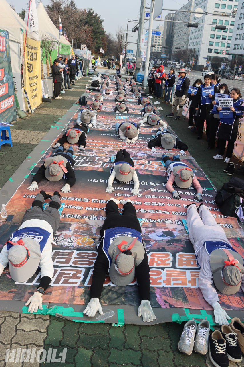 27일 오후 12시, 부모연대가 국회 앞에서 오체투지를 진행하고 있다. 참여자들이 온몸을 바닥에 붙이고 있다. 사진 김소영