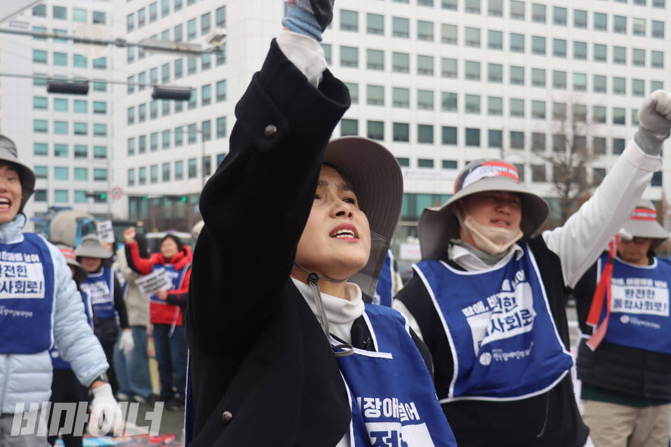 오체투지 참여자들이 손을 높게 들며 구호를 외치고 있다. 사진 김소영