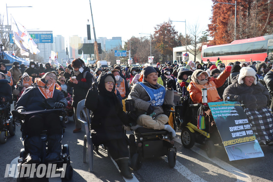 3일 오후 2시 30분, 국회 앞에서 열린 결의대회에서 장애인들이 장애인자립생활지원시설 정책의 즉각 중단과 장애인자립생활센터 지원 강화를 촉구하고 있다. 사진 김소영