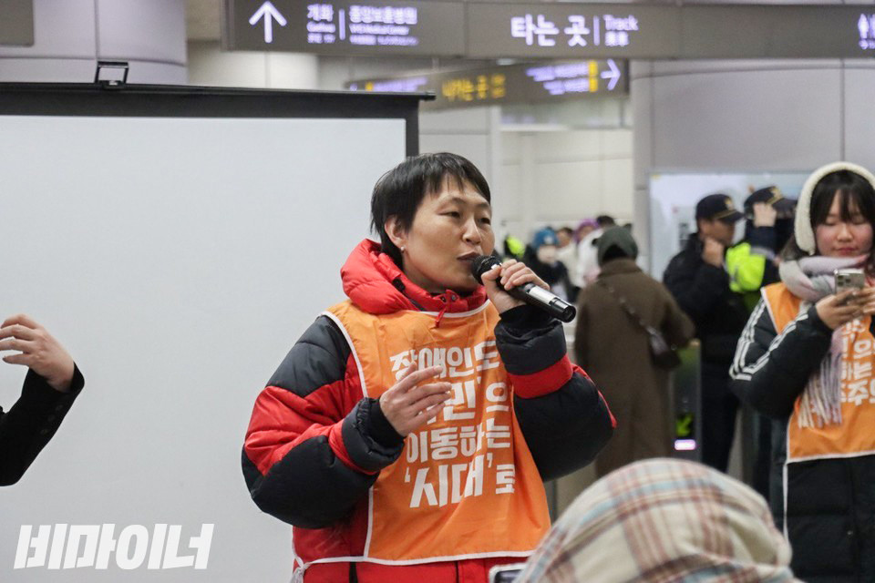 내란척결 문화제에서 발언하고 있는 미류 체제전환운동 공동조직위원장. 사진 이재민.