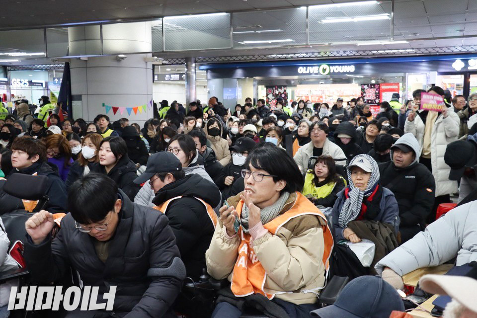 내란척결 문화제에 참여한 장애인 활동가들과 연대 시민들. 사진 이재민.