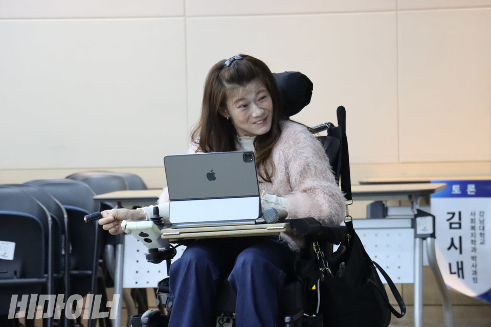 김시내 씨가 AAC(보완대체의사소통) 기기를 통해 토론에 나서고 있다. 사진 김소영