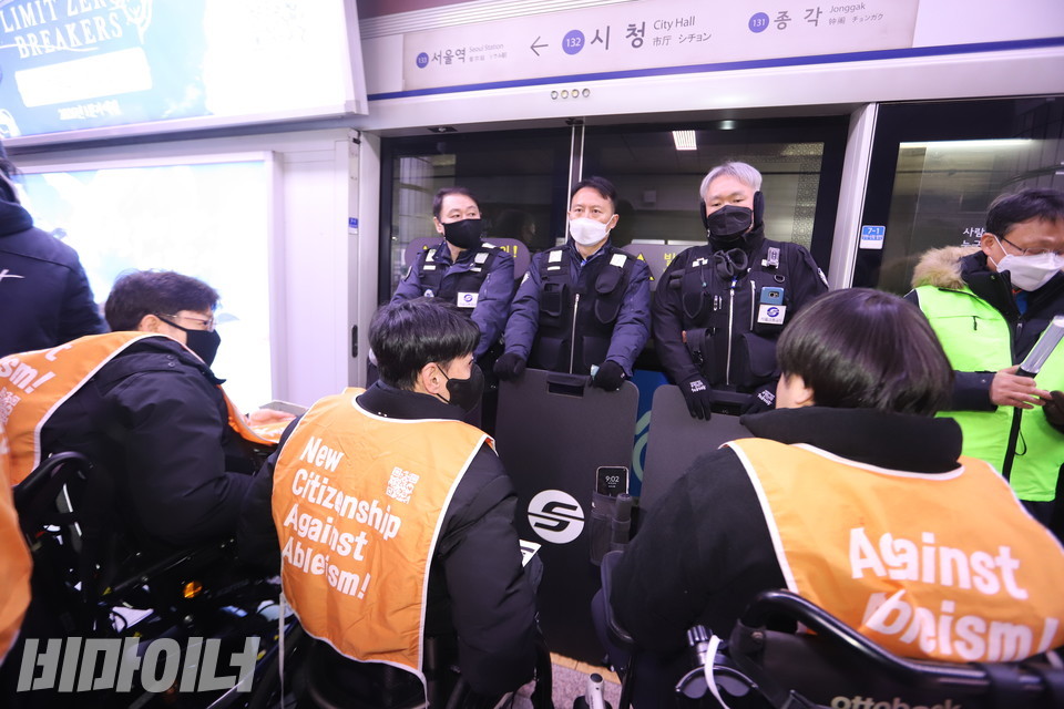 공사 보안관들이 지하철 문 앞을 가로막고 있다. 사진 김소영