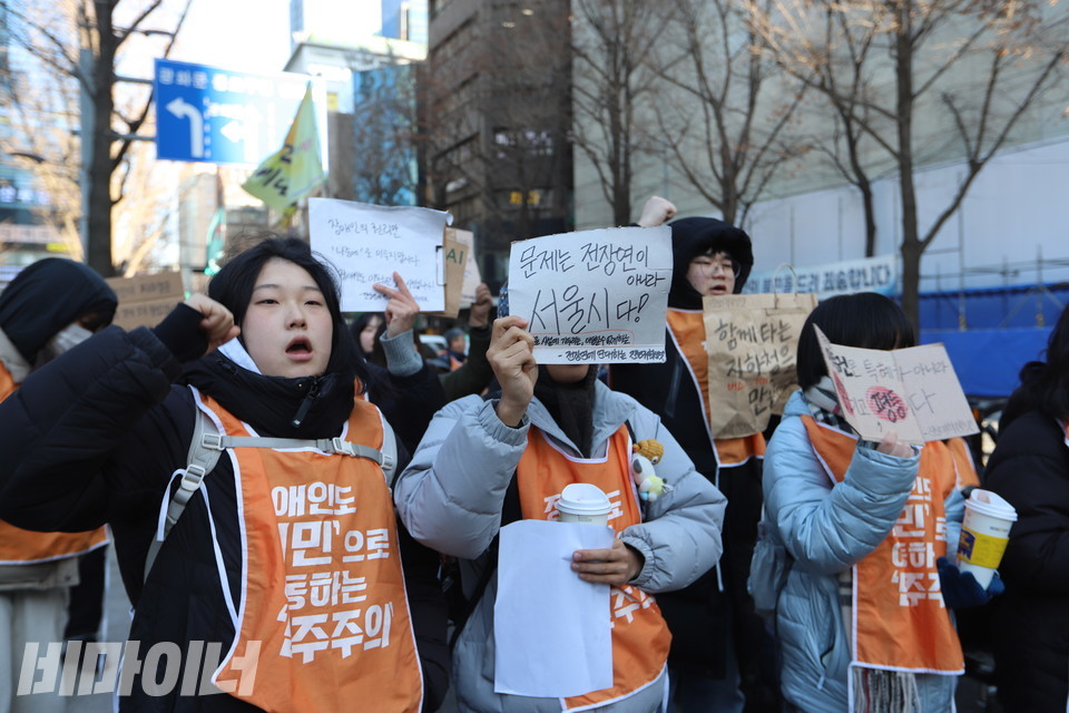 2일 오전 11시 서울시청 앞에서 진행된 ‘2026년 전장연 신년투쟁 선포 결의대회’ 참여자들이 구호를 외치고 있다. 그들의 손에는 “문제는 전장연이 아니라 서울시다!” 등을 직접 적은 피켓을 들고 있다. 사진 김소영