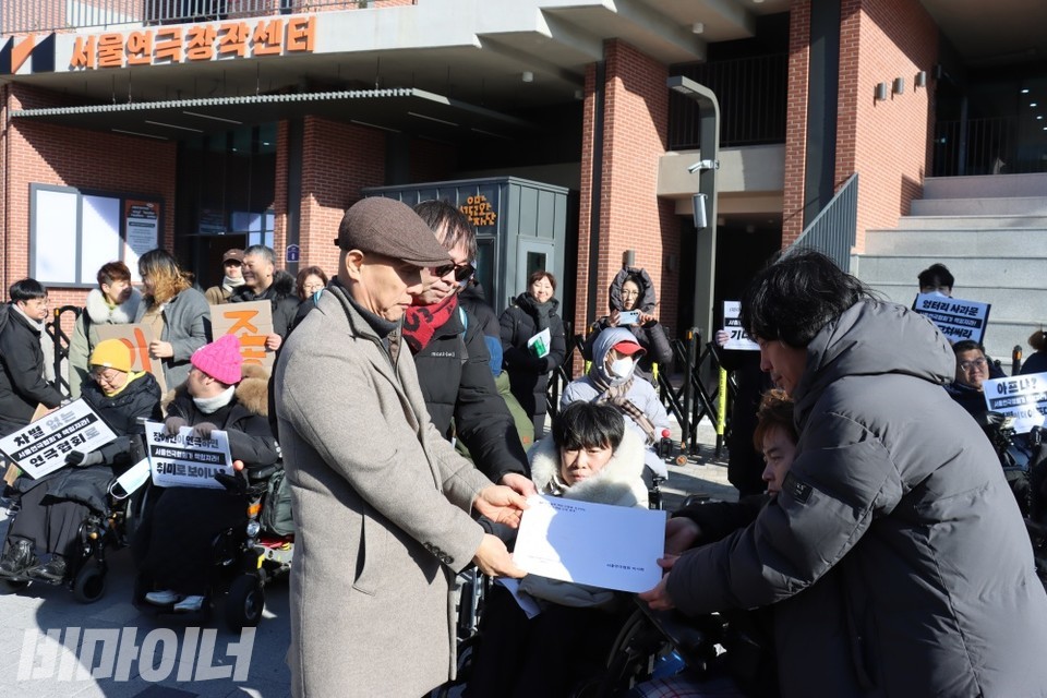 연대 공동대표들이 서울연극협회 회장에게 성명서와 요구안을 전달하고 있다. 사진 이재민