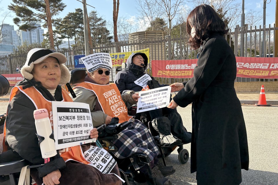 (왼쪽부터) 문경희 세종보람장애인자립생활센터 소장, 이형숙 한자협 회장, 김준우 한자협 부회장이 보건복지부 장애인정책국 사무관에게 정은경 장관과의 면담요청서를 전달하고 있다. 사진 한자협