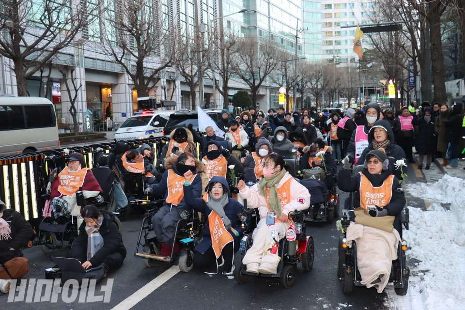 서울경찰청 앞에서 진행된 기자회견 참가자들이 주먹 쥔 손을 높이 들고 구호를 외치고 있다. 사진 김소영