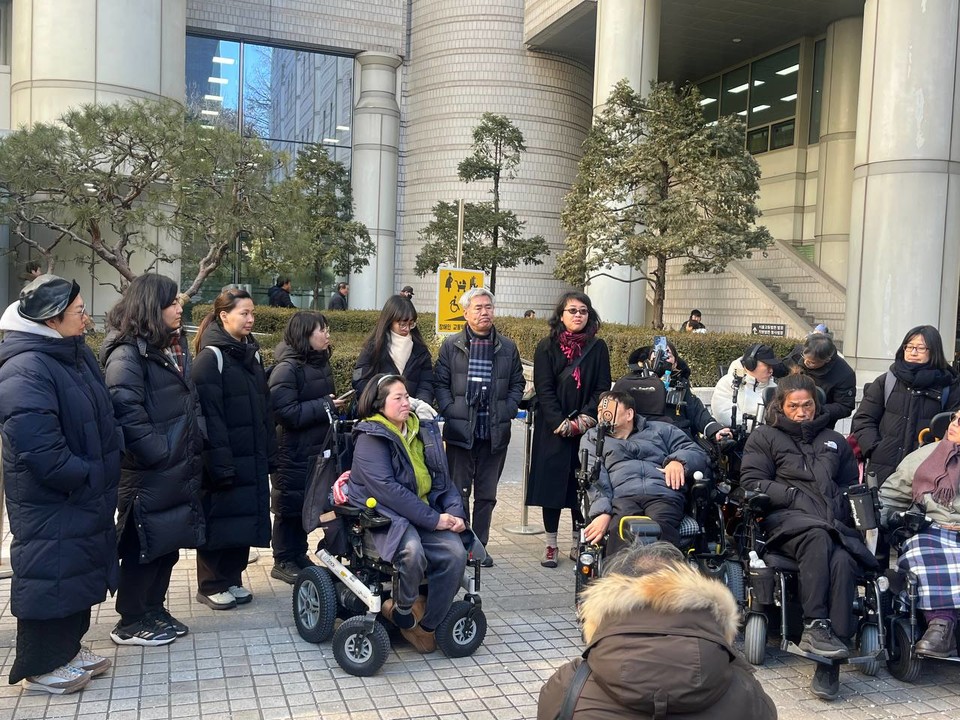 전국장애인차별철폐연대 활동가들이 재판 방청을 마친 후 두 활동가와 입장발표 기자회견을 하고 있다. 사진 전국장애인차별철폐연대