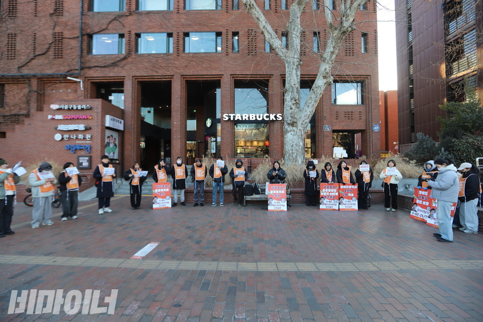 지상에서 선전전을 이어가고 있는 전장연 활동가들. 사진 이재민