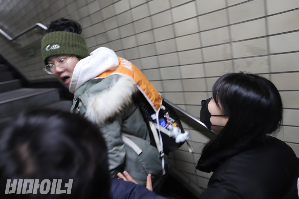 강제로 퇴거 당하고 있는 전국장애인차별철폐연대 활동가. 사진 이재민