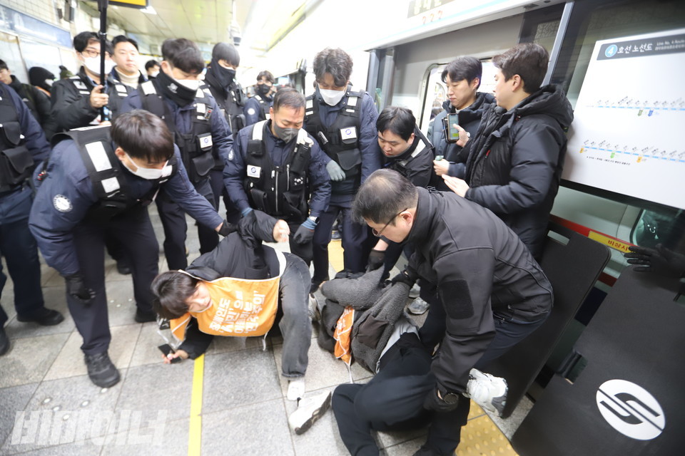 서울교통공사 남성 직원들이 여성 활동가들을 강제 퇴거시키다 바닥에 내동댕이쳤다. 사진 이재민