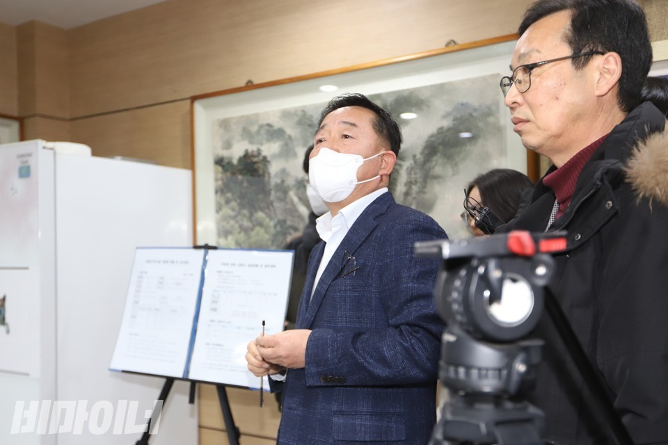 김학범 강화군 부군수는 색동원 1층 원장실에서 시설 현황과 수사 개요에 대한 브리핑을 진행하고 있다. 그의 오른쪽에는 김유신 강화군청 문화복지국장의 모습이 보인다. 사진 김소영