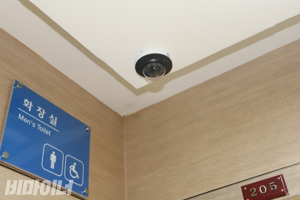 색동원 2층 복도에 걸린 CCTV. 205호 방 바로 앞에 달려 있다. 사진 김소영
