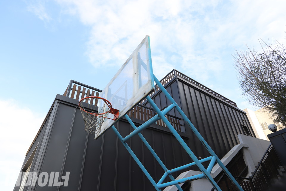 여성 입소자들이 머물던 방 외부 인근에 있는 직원 기숙사 건물. 사진 김소영