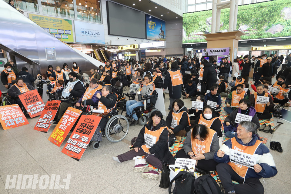 장애인을 비롯한 시민들 150여 명이 참여한 결의대회 현장. 사진 김소영