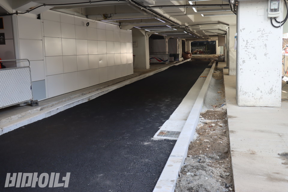 창동역 공사현장. 원래 인도였지만 지하 주차장 진입로를 확보하며 단차가 생겨 엘레베이터 진입이 불가능하다. 사진 이재민