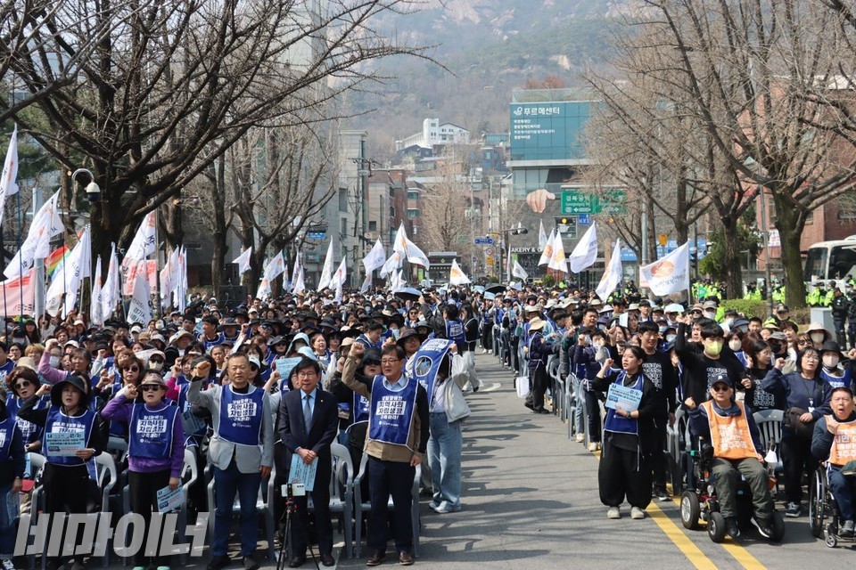 ​전국장애인부모연대 회원 1500여 명이 청와대 인근에 모여 ‘발달장애인 국가책임제’ 이행을 촉구하는 결의대회를 진행하고 있다. 사진 이재민