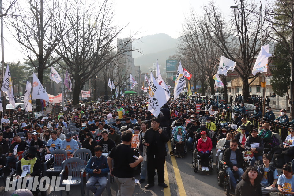 22회 3.26 전국장애인대회와 4.20 장애인차별철폐공동투쟁단 출범식 현장. 1500여 명의 참가자가 모였다. 사진 김소영