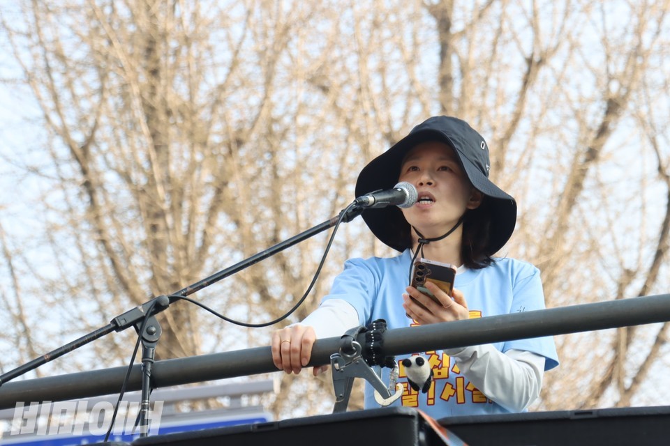 이정하 장애와인권발바닥행동 활동가가 행진 차량에 올라 발언하고 있다. 사진 김소영