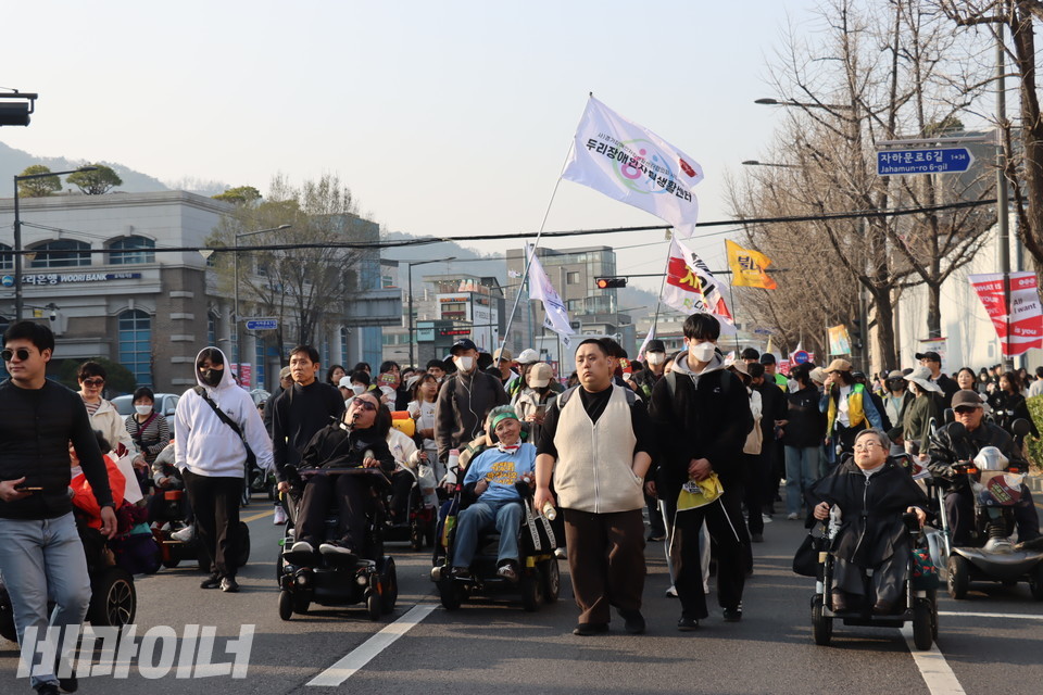 참가자들이 청와대 인근 도로를 행진하고 있다. 사진 김소영
