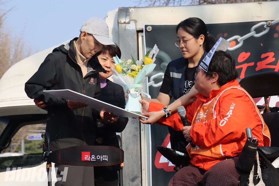 탈시설장애인상을 받은 강호진 씨. 사진 김소영