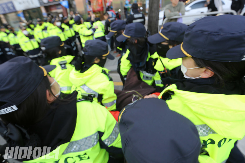 3월 26일 오후 5시 49분, 여성 경찰들이 이 회장의 사지를 들고 강제 연행하고 있다. 사진 김소영
