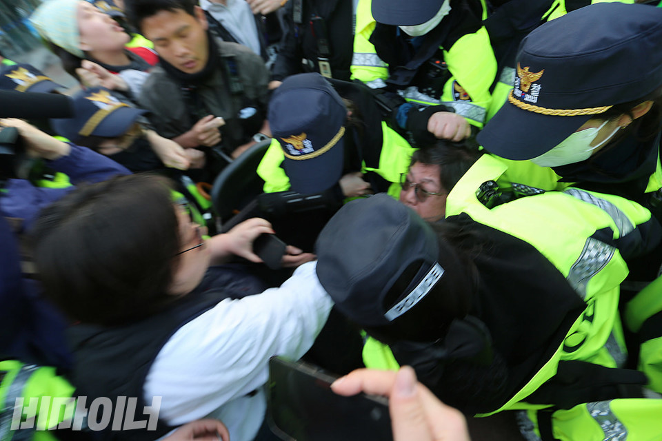 오후 5시 54분, 경찰들이 이 회장의 사지를 강제로 들어 올려 휠체어에 억지로 밀어 넣고 있다. 사진 김소영