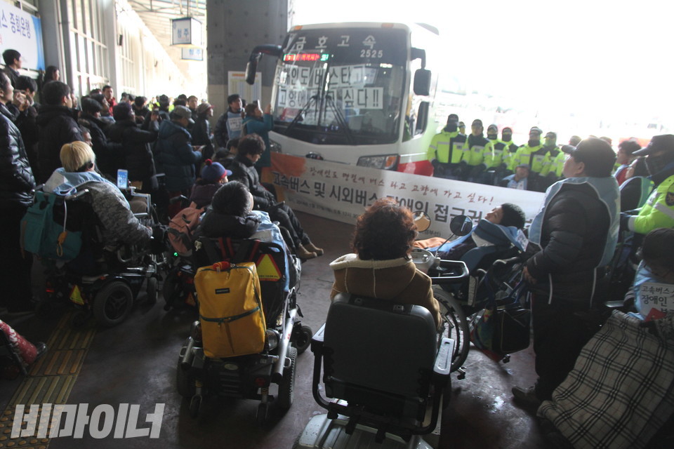 전국장애인차별철폐연대 활동가들이 2014년 1월 고속버스를 점거하고 기자회견을 열고 있다. 사진 비마이너 DB