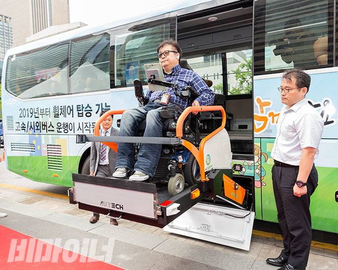 장애인 활동가가 휠체어 리프트에 탑승해 시외고속버스에 오르고 있다. 사진 비마이너 DB