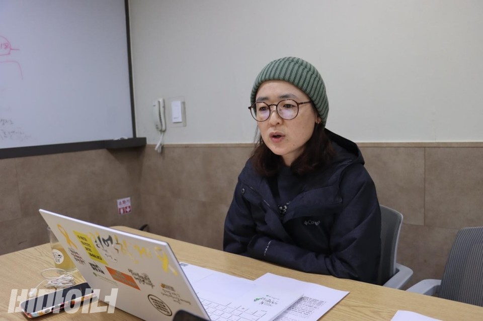 비마이너 인터뷰에 응하고 있는 미소 활동가. 사진 이재민