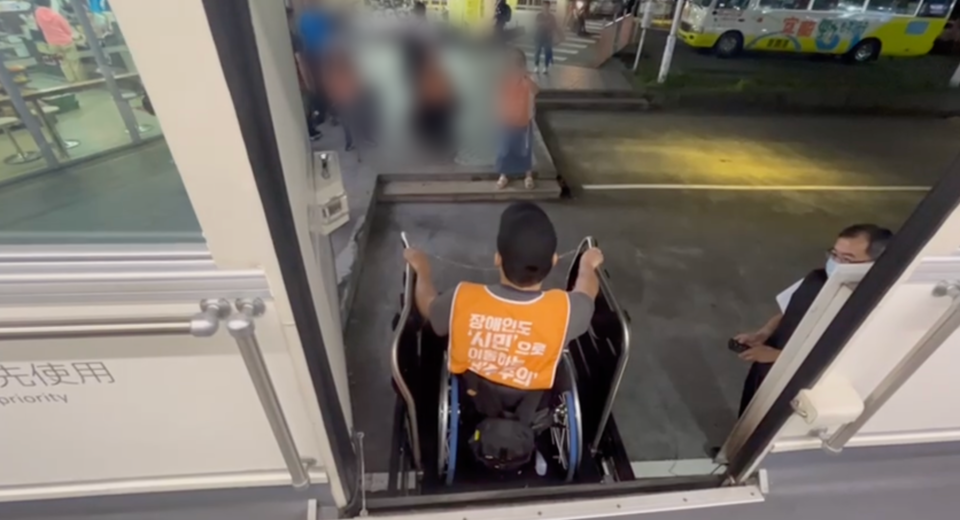 도착한 자오시시 버스터미널에는 별도의 승강장이 없어 주차장 바닥에 하차했다. 하지만 운수 종사자가 승차장까지 안전하게 동행하는 시스템으로 운영된다. 사진 전국장애인이동권연대 경남지부