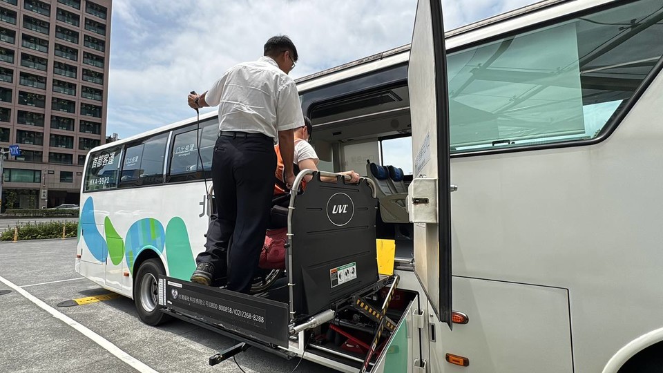 같은 장소에서 승차 중인 동료. 사진 전국장애인이동권연대 경남지부