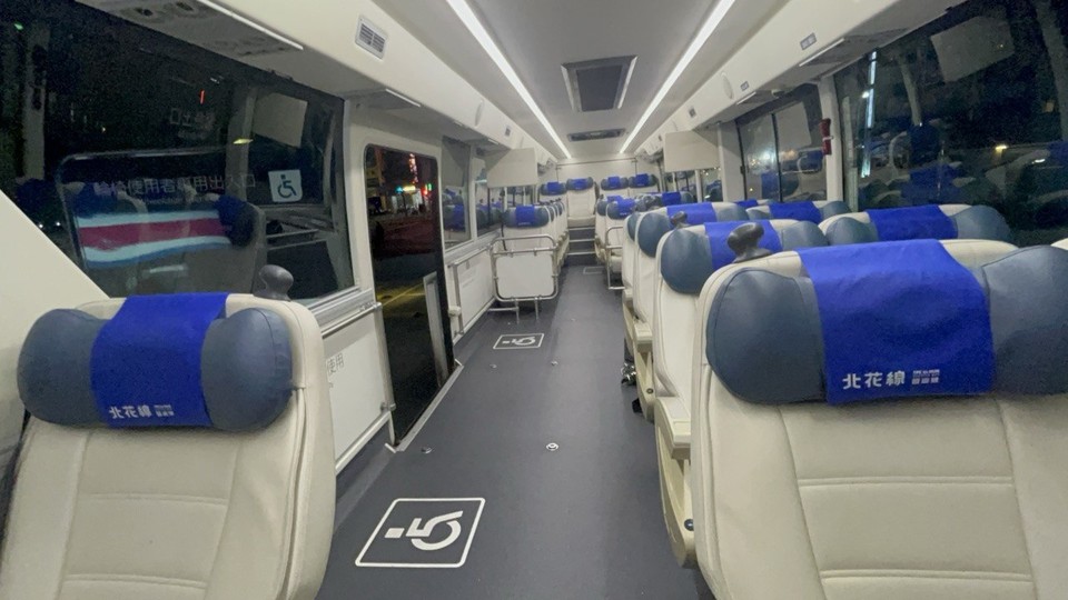 대만의 휠체어 리프트 설치 고속버스 내부 사진. 좌석이 2+1구조로 되어 있고, 버스 우측에 2개의 휠체어석이 마련되어 있다. 사진 전국장애인이동권연대 경남지부