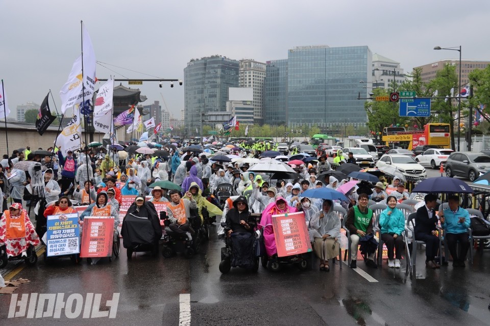비가 오는 4월 20일 장애인차별철폐의 날. 주최 측 추산 3천 여명의 참가자들이 우산을 쓰거나 우비를 입고 결의대회에 참여하고 있다. 사진 이재민