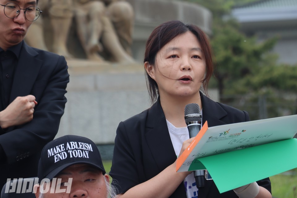 원고로 나선 발달장애인 자녀를 둔 조경미 씨가 발언하고 있다. 사진 김소영