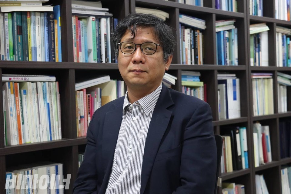 중부대학교 교수 연구실에서 만난 김기룡 전국장애인차별철폐연대 정책위원장. 사진 이재민