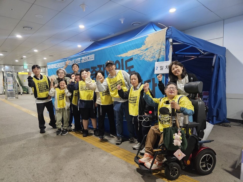 김포420공투단의 천막농성장. 참가자들이 천막 앞에서 주먹을 힘차게 쥐고 기념을 사진을 찍고 있다. 사진 김포420공투단